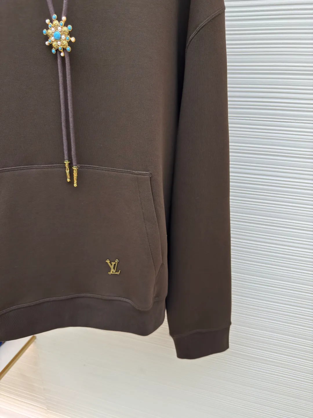LOUIS VUITTON Sunflower copper sweatshirt ●Authentic product: purchased and developed by 17917 ●Item number: 1680241-B05 ●Fabric: double-sided plain weave fabric ●Technology: knitted ●Version: fitted version ●Weight: about 805 grams ●Size: XS-S-M-L ●Description: Made of nylon-cotton knitted double-sided plain fabric, weight 350g. Three styles of hardware were custom-made from the mold. All were made of aluminum alloy materials. The barrel plating process electroplated antique gold. The inside of the flower on the hat rope was inlaid with hand-made glue. The surface of the turquoise flat buckle was hand-painted and then a blower blew the paint away. Then it was sealed with a high-gloss transparent glaze. The overall vision has a halo effect. The middle letters are aligned in the middle. The front pockets are hand-sewn on the letter sign. The overall workmanship is very complicated. The embroidery is made with heat-capacitive glue, which needs to be ironed to ensure quality. The checkerboard pattern needs to be positioned correctly, so it is very fast. Each process of the entire garment is slow and time-consuming.